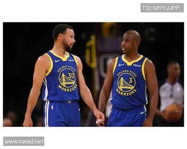 库里与足球明星进行精彩切磋展现运动员之间的默契与挑战