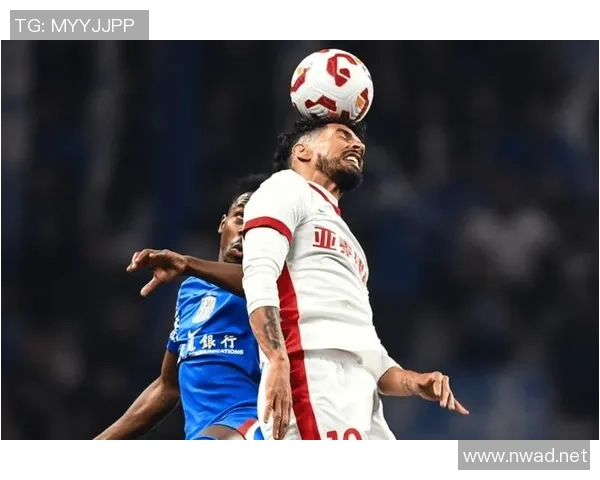 足球明星惊喜揭晓大奖瞬间视频引发热议球迷狂欢不已